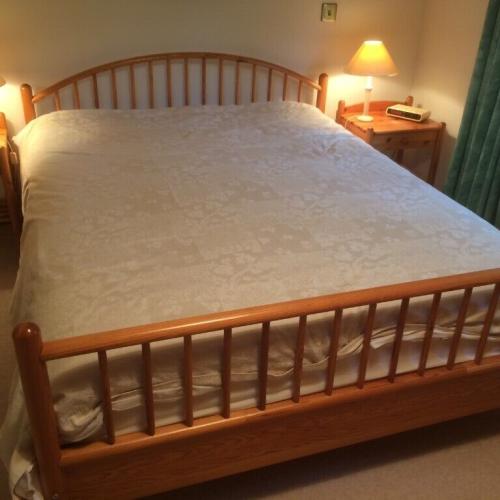 Широкая деревянная кровать