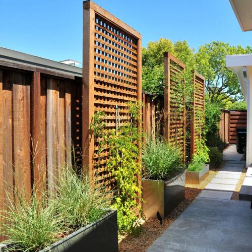 Забор с декоративной решёткой