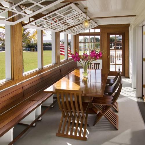 Какой бы не была ваша веранда на ней можно создать образец ампира, поп-арта или хай-тека. В веранде закрытой по форме всегда проявляется большее влияние дизайна жилых помещений, а вот открытая веранда - это уже почти сад.