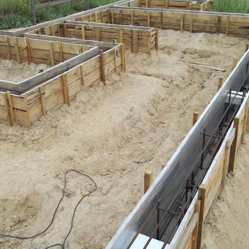 ленточный фундамент перед заливкой