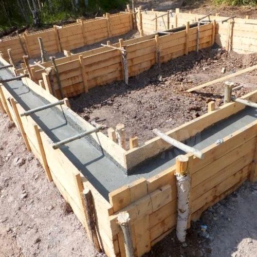 Ленточный фундамент после заливки