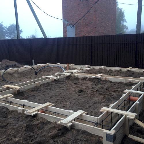 Работы по заливке ленточного фундамента