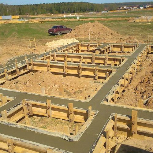 Заливка ленточного фундамента для дома