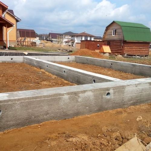 Заливка бетоном ленточного фундамента