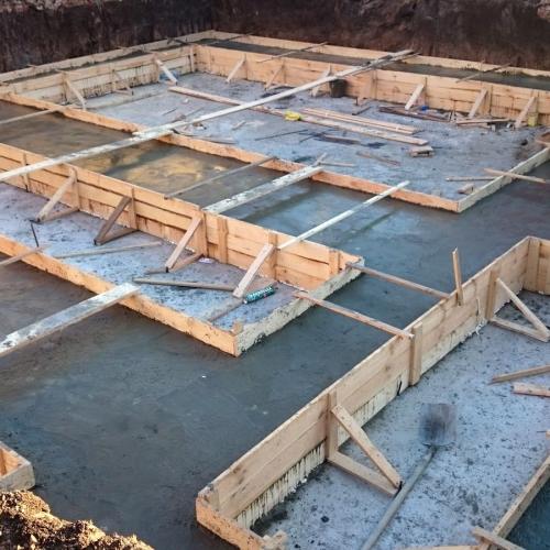 Бетон в опалубке фундамента