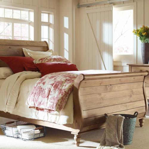 Кровать из массива дерева