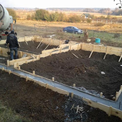 Заливка бетона в опалубку