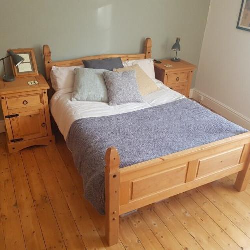 Двухместная кровать из дерева