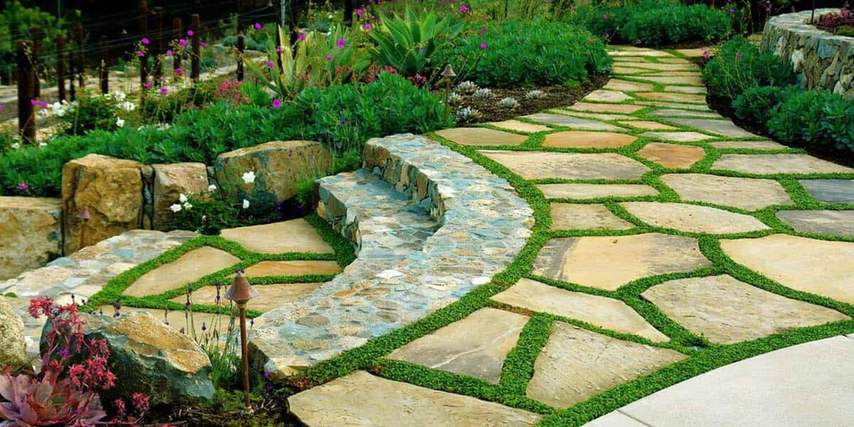 Дикий камень в отделке дорожек и стен